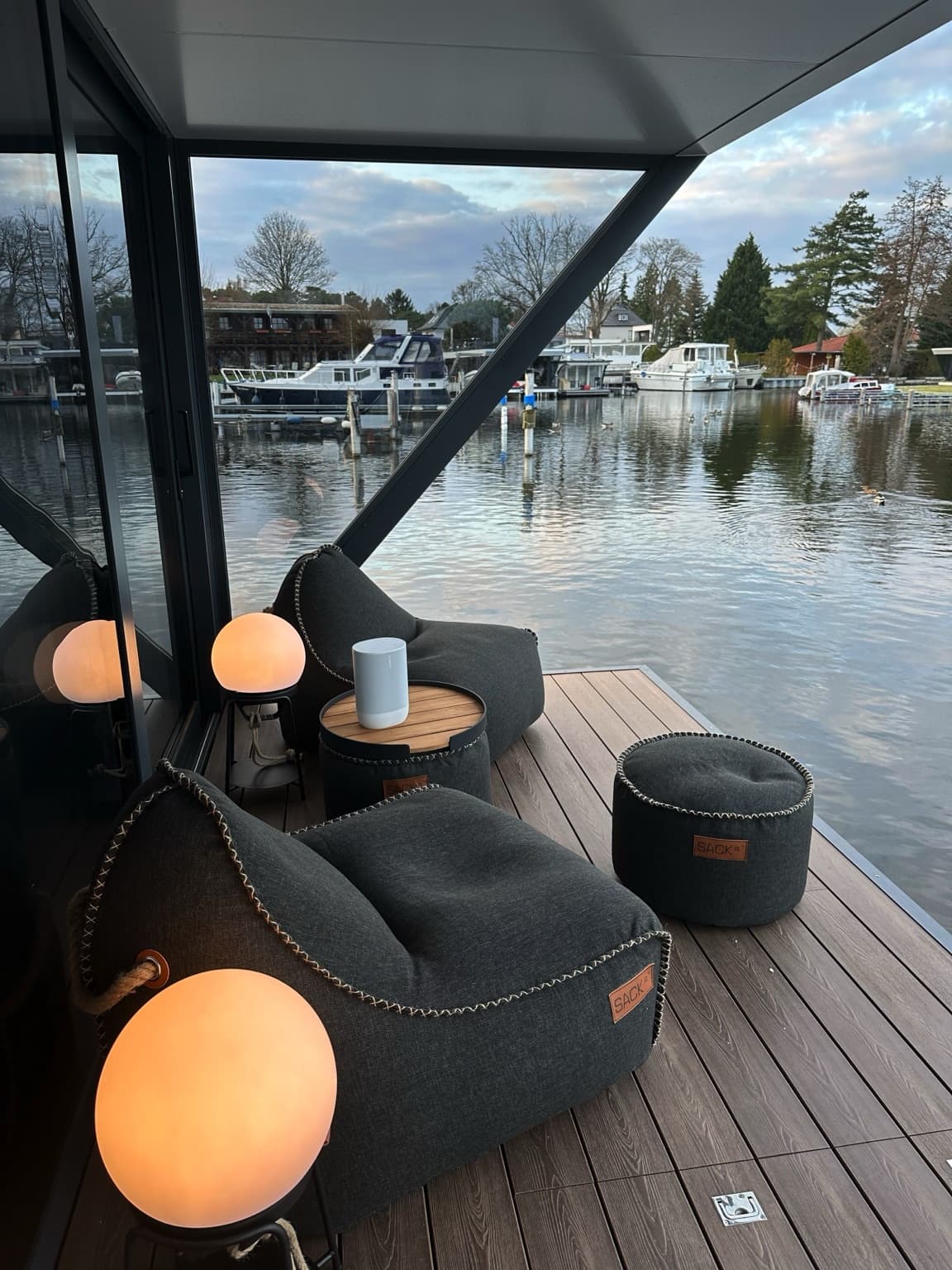 Sonnendeck mit großer Lounge