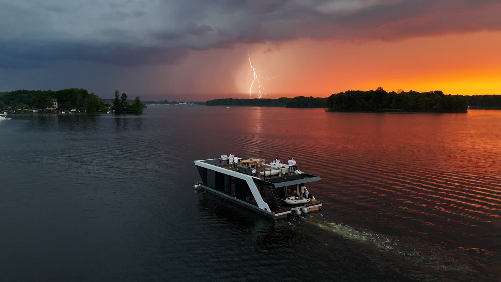 Hausboot bei Nacht