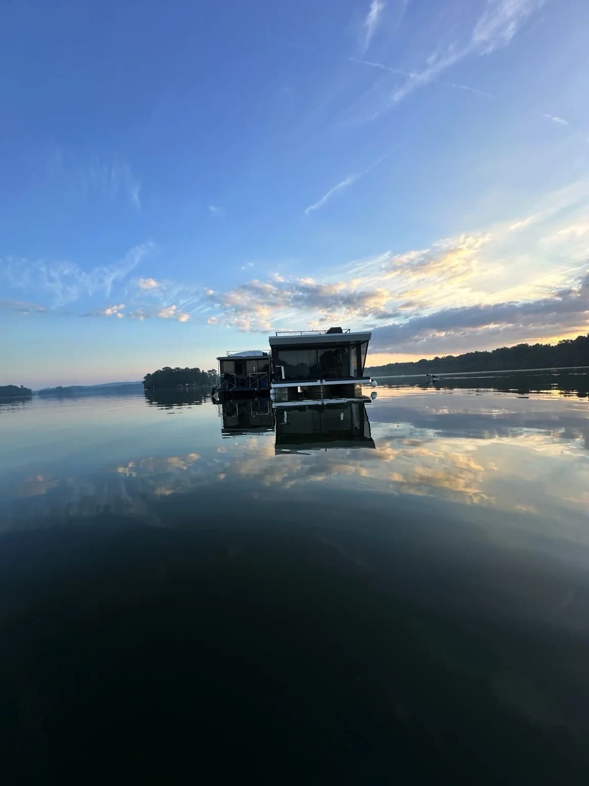 Shared Horizon Hausboot vom Wasser aus gesehen, Eventlocation Berlin-Schmöckwitz